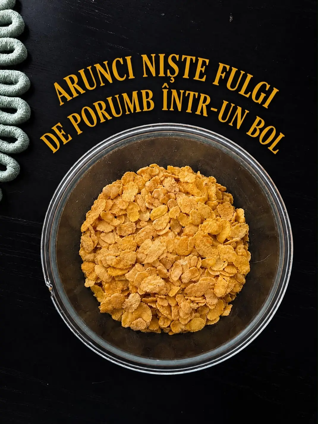 Fulgi de porumb într-un bol de sticlă