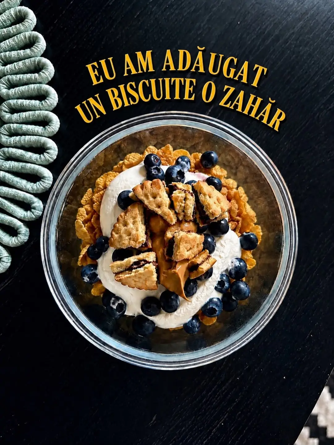 Biscuiți fără zahăr sfărâmați peste bol