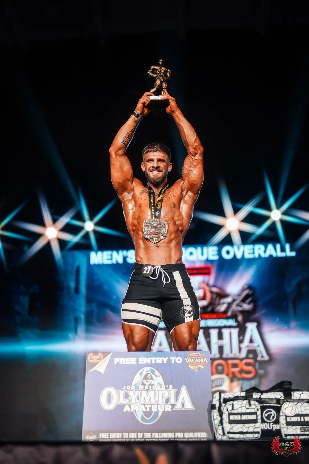 Ruja Tudor cu trofeul de Overall Champion Men's Physique la Valahia Warriors Championship 2025